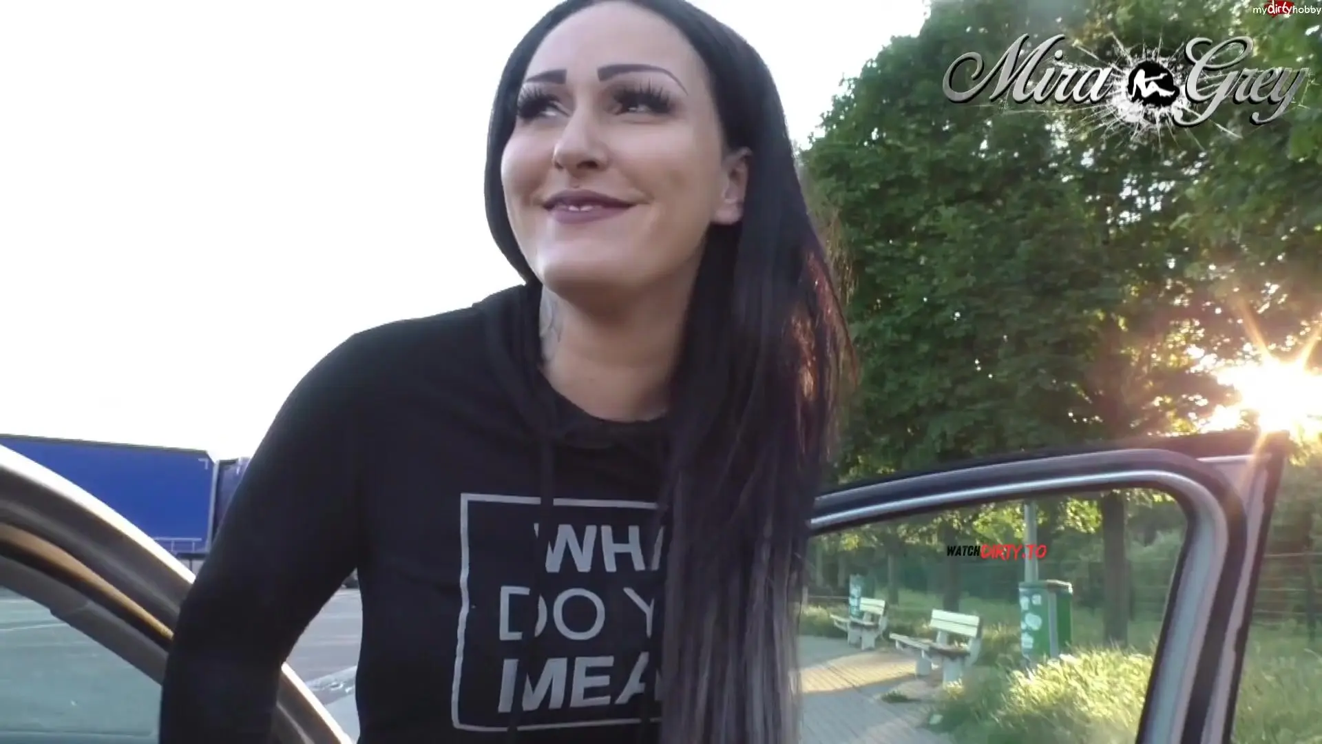 Trau' ich mich? Piss vor der ganzen Kolonne! mit Mira-Grey