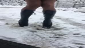 Mädchen pisst in den Schnee – Natursekt Porno